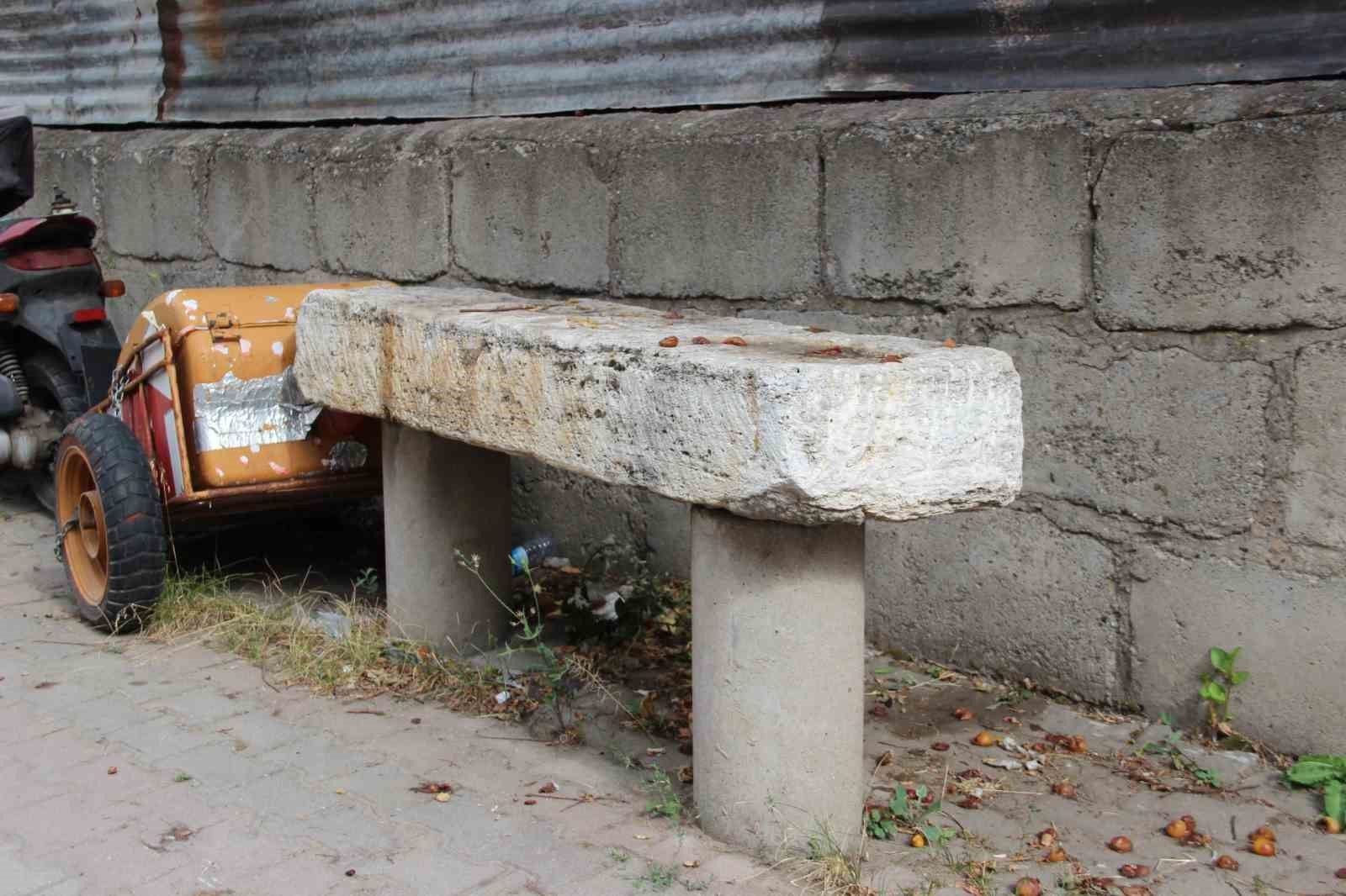 Sivas’ta musalla taşı cami bahçesi yerine kaldırımda bekliyor
