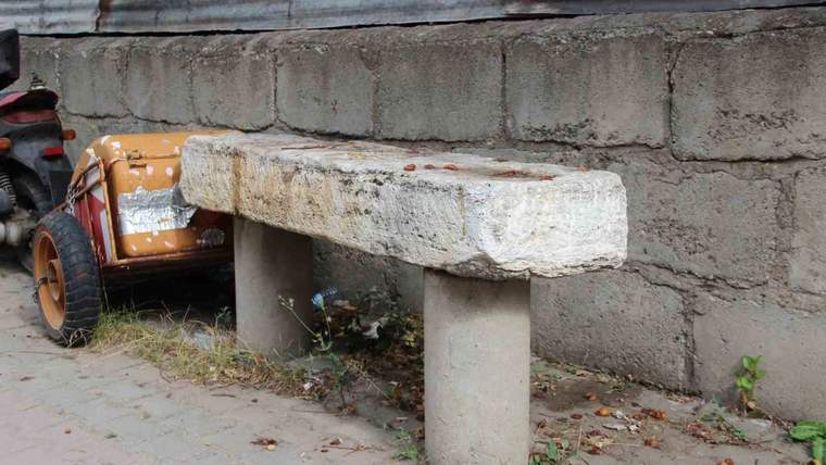 Sivas’ta musalla taşı cami bahçesi yerine kaldırımda bekliyor