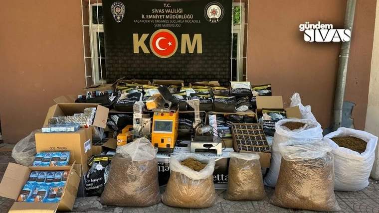 Sivas'ta kaçak tütün operasyonunda ele geçirilen tütün ve paketler, yerde serili halde duruyor.