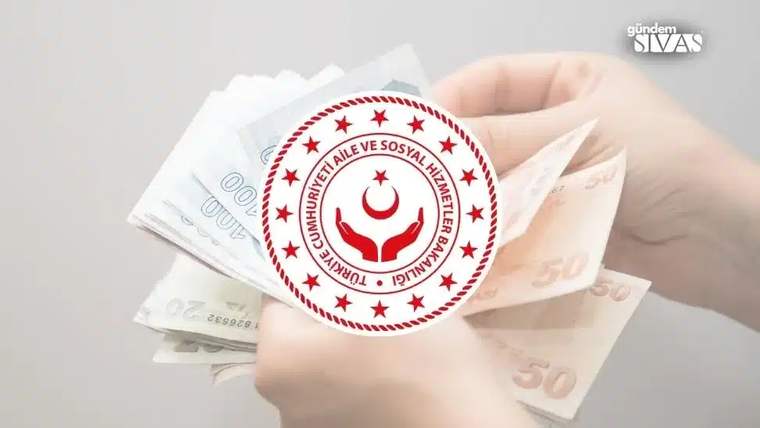 Bir el, çeşitli banknotları tutarken, üzerinde Türkiye Cumhuriyeti Aile ve Sosyal Hizmetler Bakanlığı logosu var.