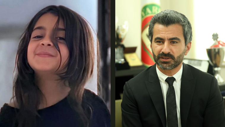 Bir çocuk gülümseyerek poz veriyor, yanında bir adam resmi bir kıyafetle konuşuyor.