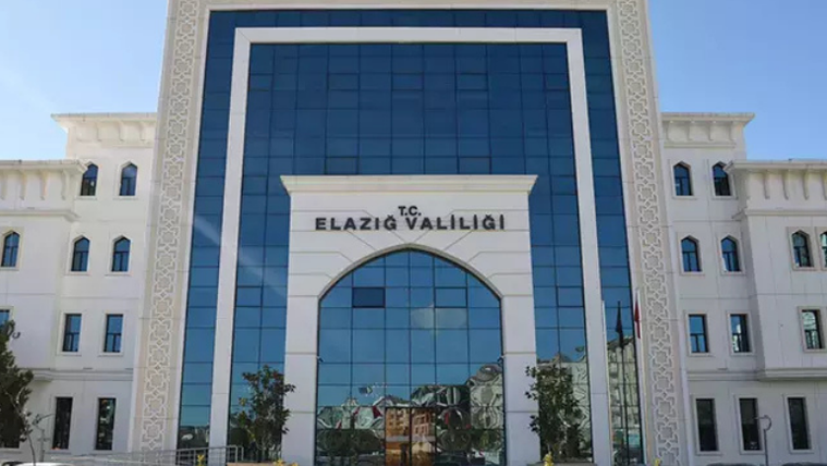 Elazığ Valiliği binası, modern mimarisiyle dikkat çekiyor ve cam cepheleriyle yansıyor.