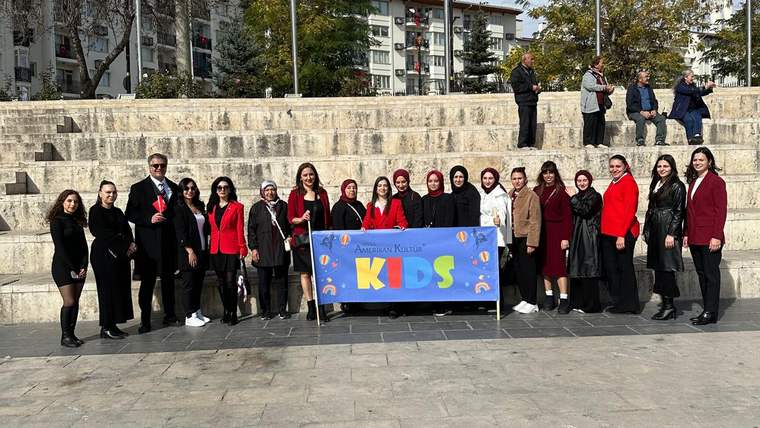 Sivas AKD Kids İngilizce Anaokulu öğretmenleri ve öğrencileri, kutlama için bir arada duruyor.