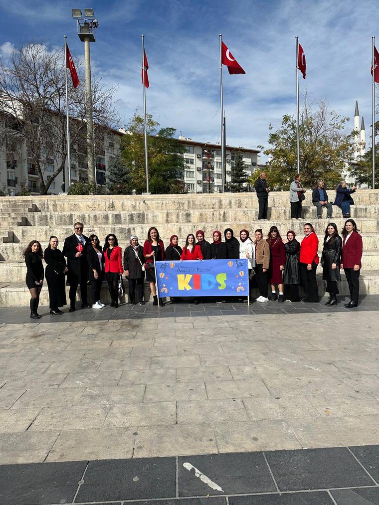 Sivas AKD Kids İngilizce Anaokulu öğretmenleri ve öğrencileri, kutlama için bir arada duruyor.