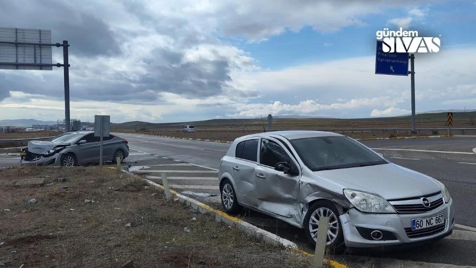 Şarkışla'da 2 Otomobil Çarpıştı