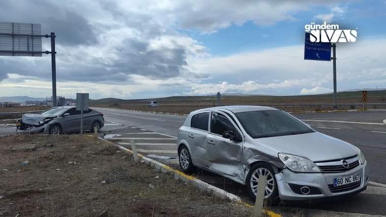 Yolda hasar görmüş iki otomobil, birisi yol kenarında duruyor.