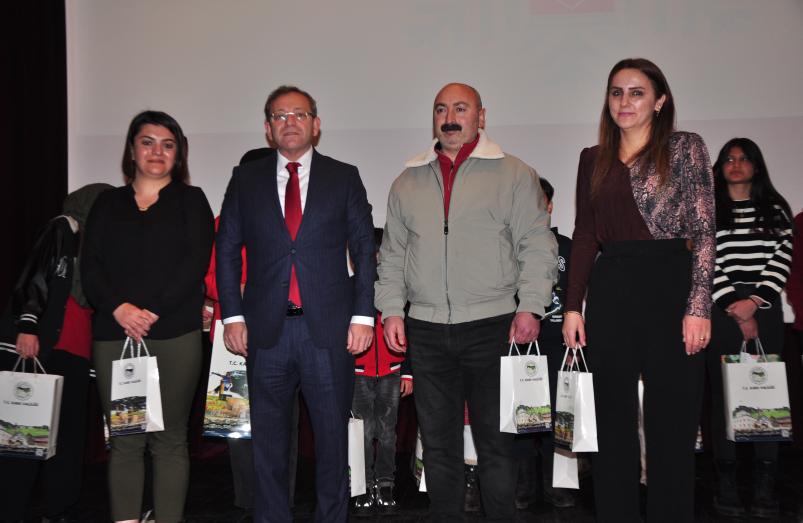 Kars’ta en çok kitap okuyan öğrenci ve velilere ödülleri verildi - Birlik Haber Ajansı