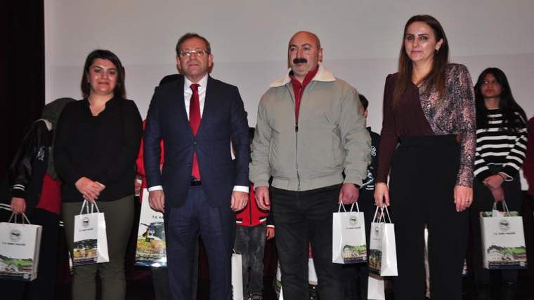 Kars’ta en çok kitap okuyan öğrenci ve velilere ödülleri verildi - Birlik Haber Ajansı