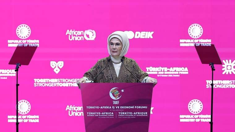 Başörtülü bir kadın, üzerinde Türkiye-Afrika yazıları bulunan kürsüde konuşurken görülüyor.