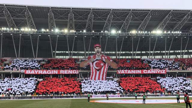 Sivas’ta Maç Öncesi Anlamlı Mesaj: Sivasspor Taraftarından Türk Bayrağı Temalı Duygusal Koreografi