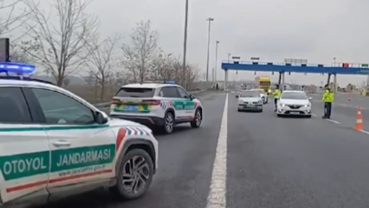 Otoyolda durdurulan araçlar ve jandarma ekipleri, denetim yapıyor.