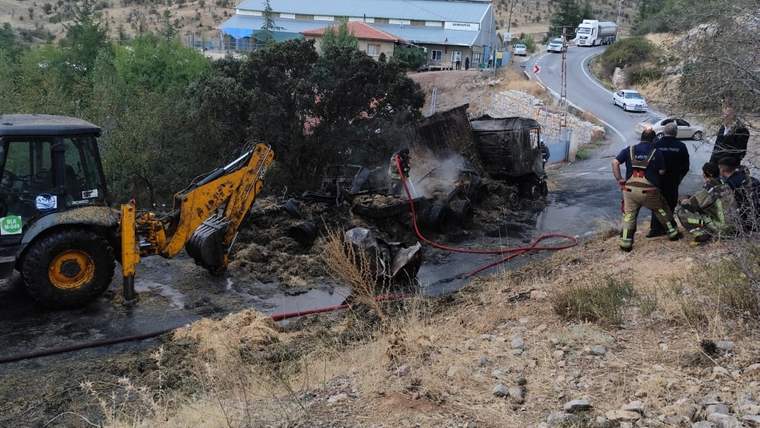 Ankara Elmadağ’da Saman Yüklü Tır İki Kez Yandı