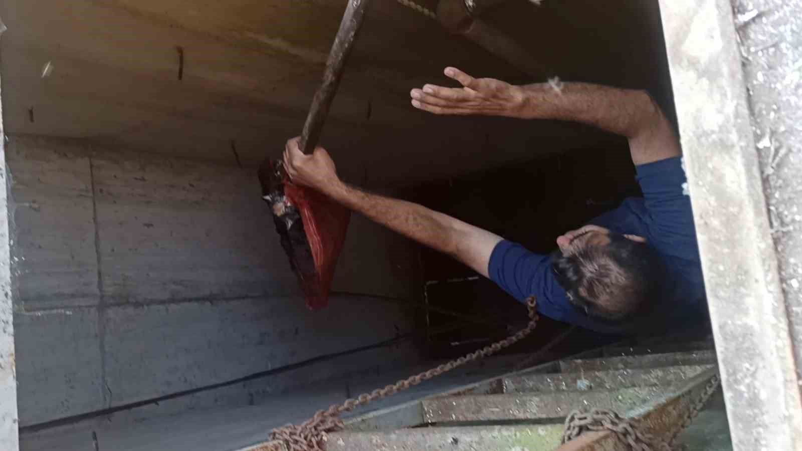 Şefik Güngör Okulu'nda yavru kedi kuyudan çıkarıldı