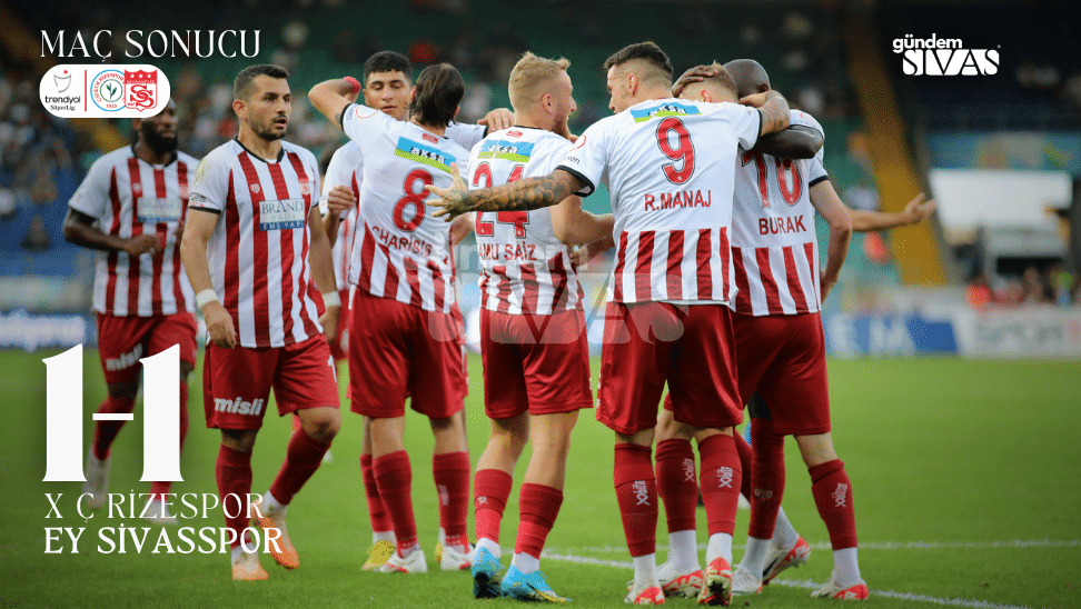 Futbol takımı oyuncuları, gol sevinci yaşıyor ve birbirlerine sarılıyor.