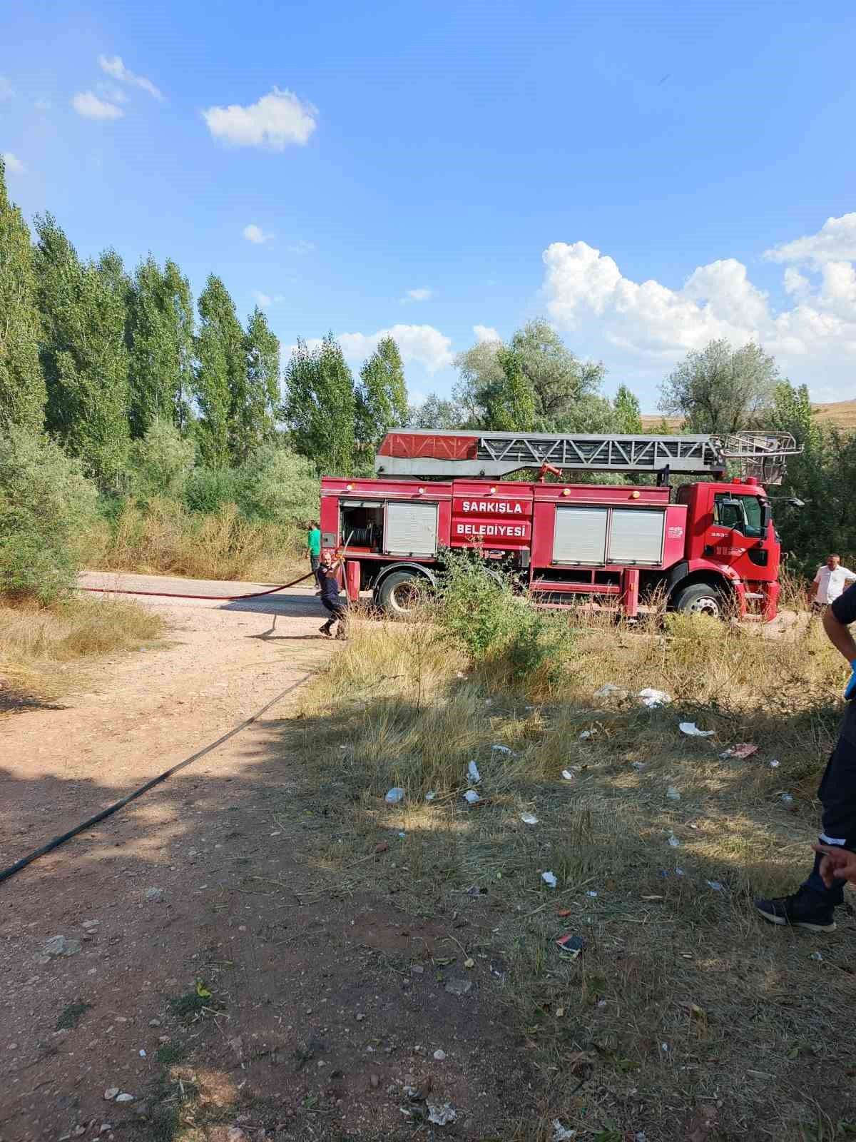 Yangında yaralanan olmadı, minibüs kullanılamaz hale geldi