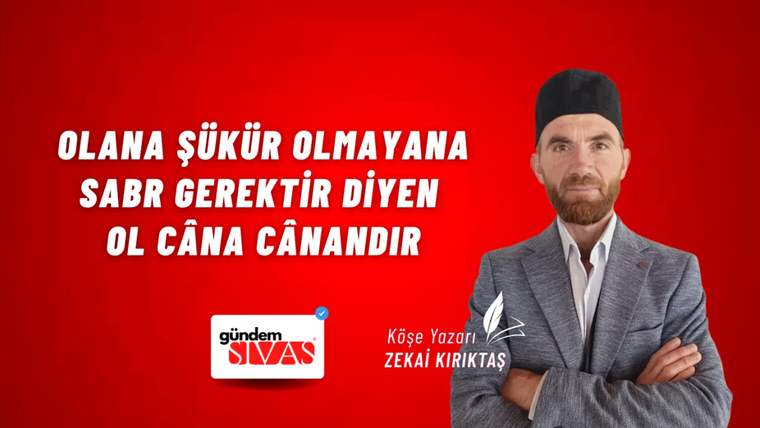 Kırmızı arka planda, başında fes olan bir kişi, ceket giymiş ve kameraya bakıyor.