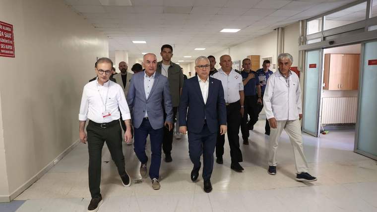 Sivas Valisi ve beraberindeki heyet, hastane koridorunda yürüyerek ilerliyor.