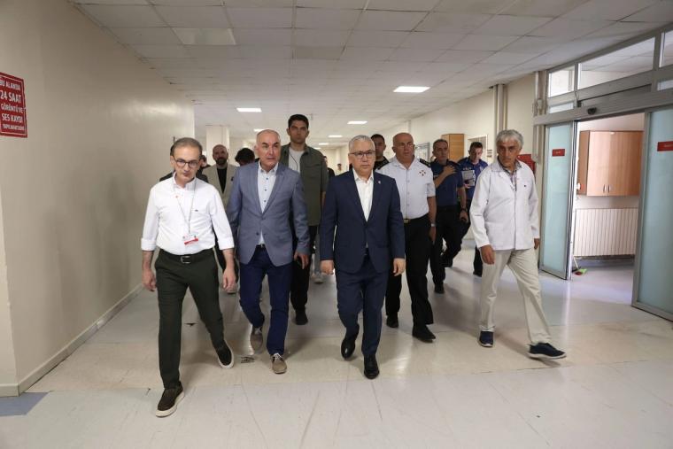 Sivas Valisi Yılmaz Şimşek, Kazalarda Yaralananları Ziyaret Etti