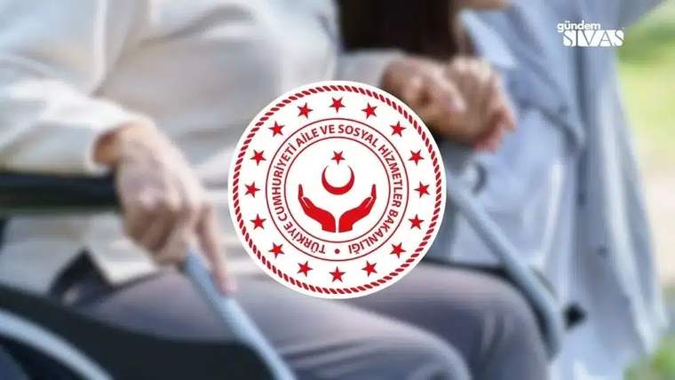 Beyaz arka planda tekerlekli sandalyede oturan bir kişi ve Türkiye Cumhuriyeti Aile ve Sosyal Hizmetler Bakanlığı logosu.