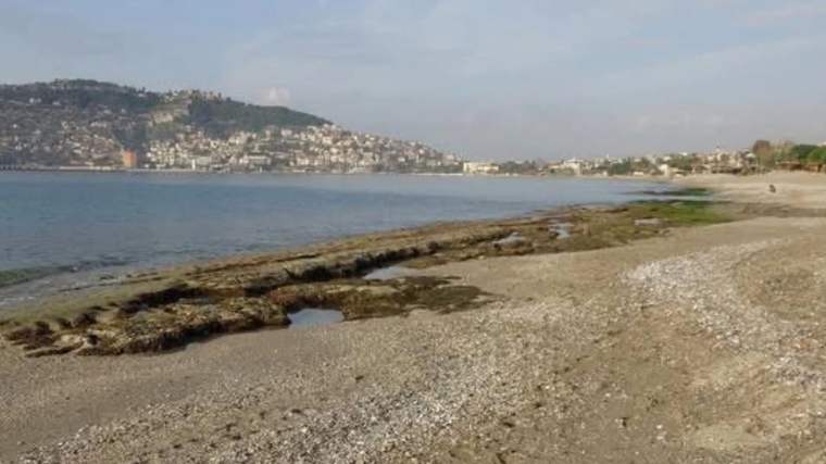 Kıyıdan çekilen deniz, kayalık ve su birikintilerinin bulunduğu geniş sahil alanını ortaya çıkarmış.