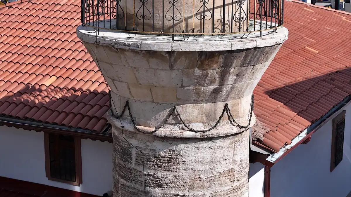 Zincirli Minare Camisi'nin minaresinin üst kısmında demir zincirler ve taş yapısı görünmektedir.