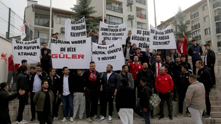 Sivasspor taraftarları, pankartlarla destek gösterisi yapıyor. Bazı pankartlarda mesajlar yazılı.