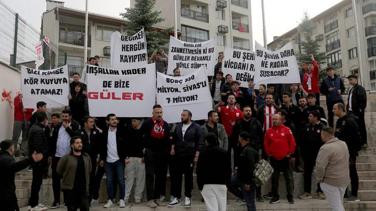 Sivasspor taraftarları, pankartlarla destek gösterisi yapıyor. Bazı pankartlarda mesajlar yazılı.