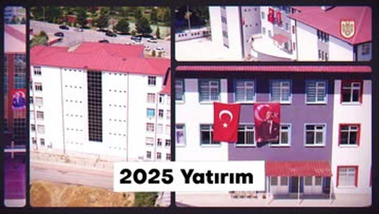 Bir okul binası ve üzerinde Türk bayrağı bulunan başka bir bina görüntüsü.