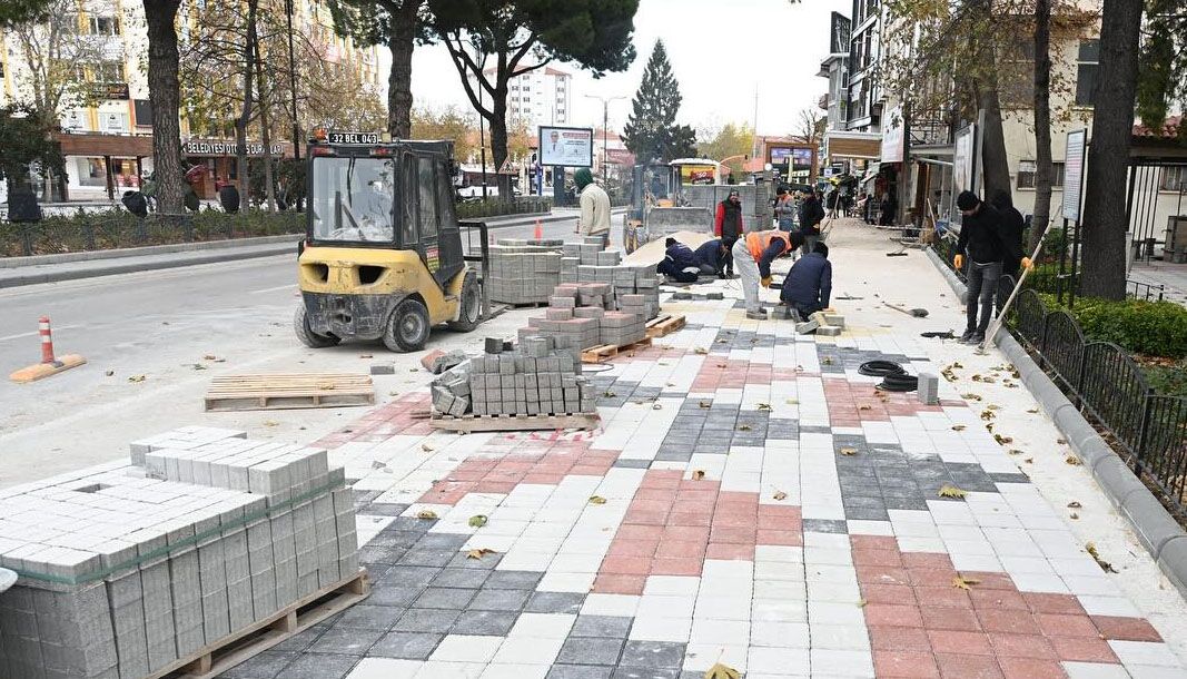 Isparta'da Tuhafiyeciler Sitesi ve Kavaklı Camii önündeki kaldırımlar yenileniyor