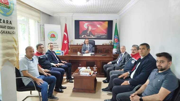 Ziraat Odası'nda oturan bir grup insan, masanın etrafında toplanmış.