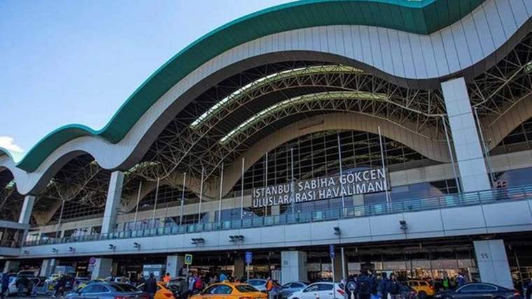 Sabiha Gökçen Havalimanı'nın dış cephesi, önünde taksiler duruyor.