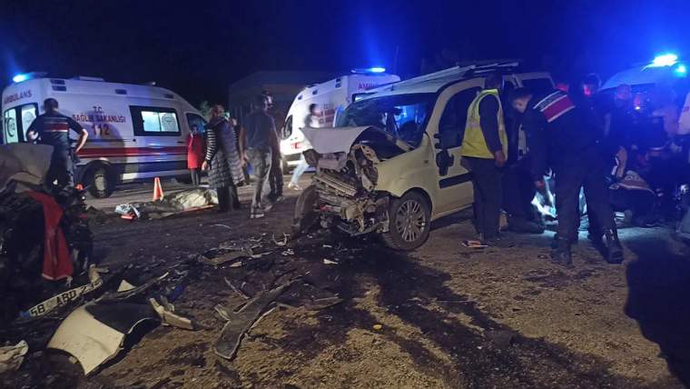 Kaza yapmış bir araç, etrafında sağlık ekipleri ve insanlar var.
