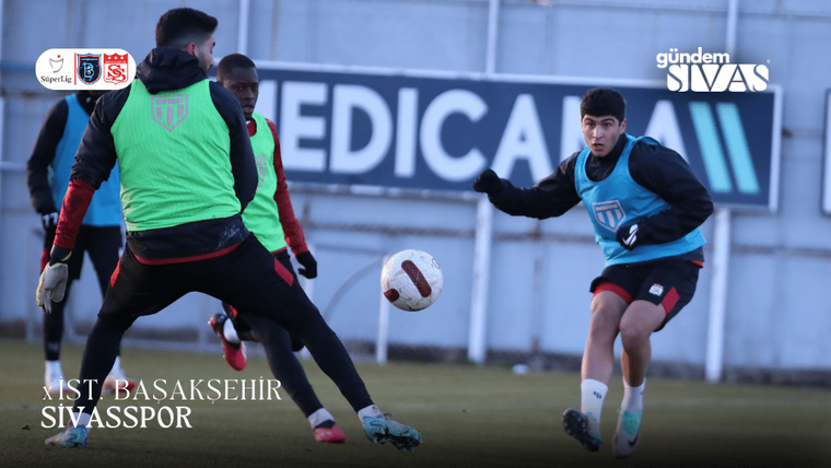 Antrenman yapan futbolcular, yeşil yelek giymiş ve top ile çalışıyorlar.