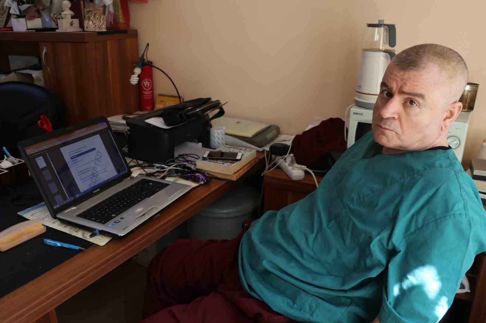 Engeline rağmen ameliyat yapan cerrahın yaşamı bilim dergisinde