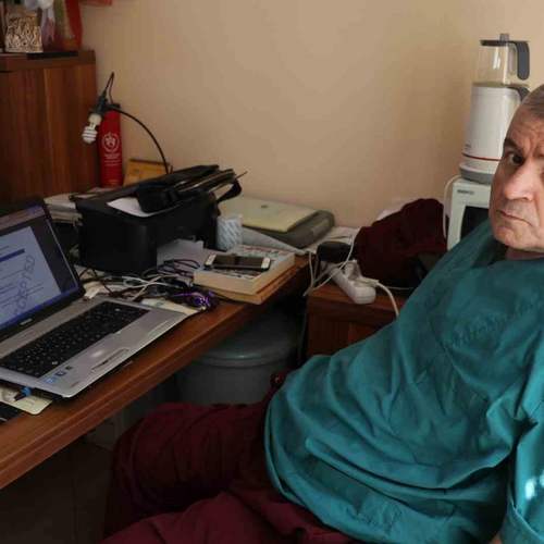 Engeline rağmen ameliyat yapan cerrahın yaşamı bilim dergisinde