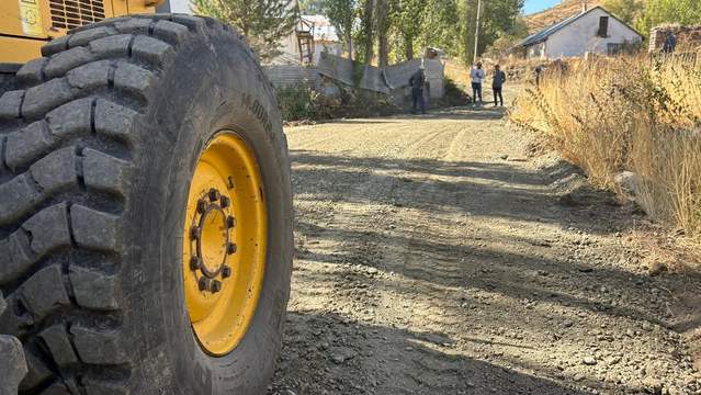 Sivas İl Özel İdaresi, Eski Kapumahmut Köyü'nde Yol Çalışmalarını Sürdürüyor