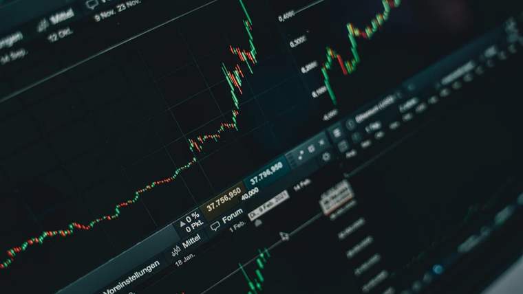Finansal grafik üzerinde yükselen ve düşen değerleri gösteren çizgiler ve veriler.
