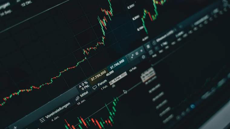 Finansal grafik üzerinde yükselen ve düşen değerleri gösteren çizgiler ve veriler.