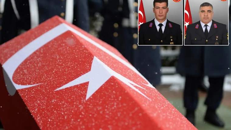 Üzerine Türk bayrağı örtülmüş tabutun yanında askerler, sağ üstte üniformalı iki kişinin portresi görülüyor.