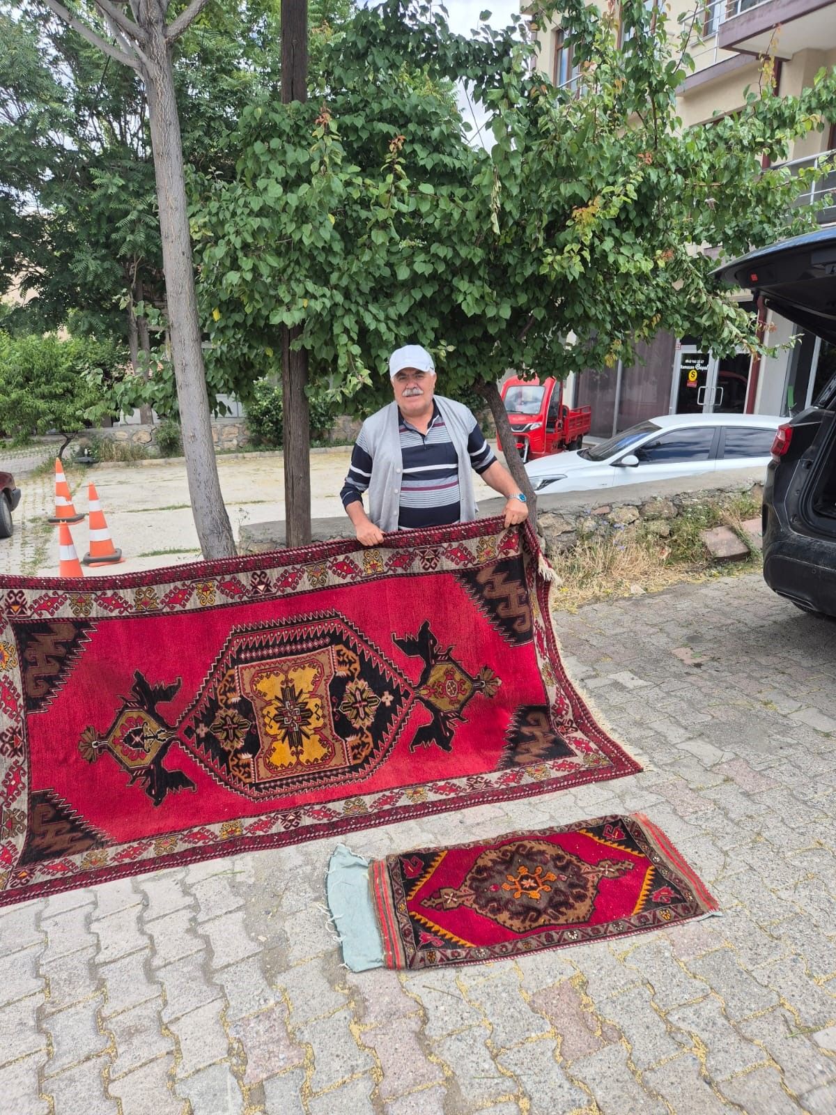 Divriği’de Tarihi Halı Hırsızlığı: Duvardan Girip 500 Bin TL’lik El Emeğini Çaldılar!