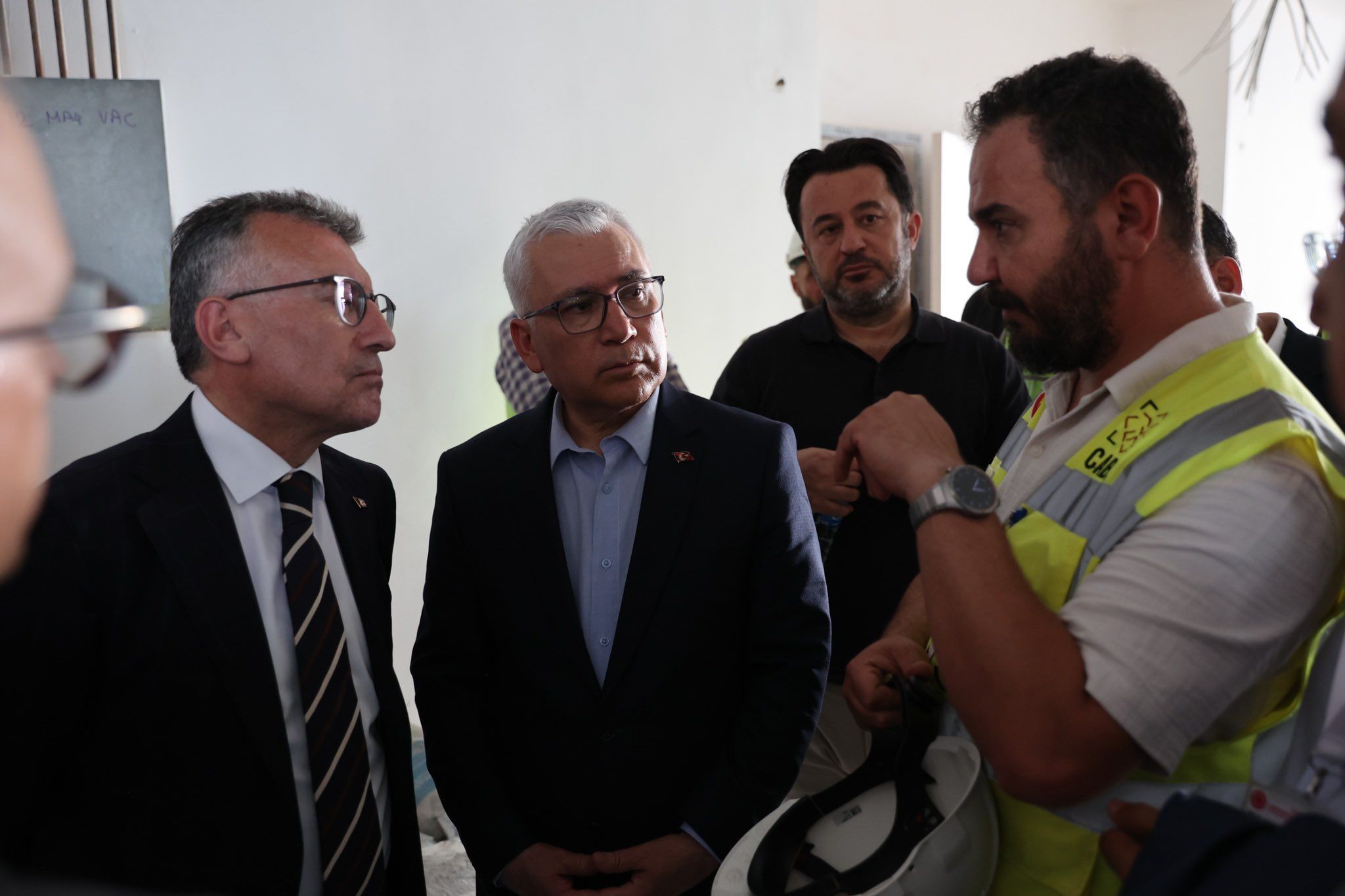 Vali Yılmaz Şimşek ve AK Parti Heyeti, SCÜ Tıp Fakültesi Hastanesi İnşaatını İnceledi