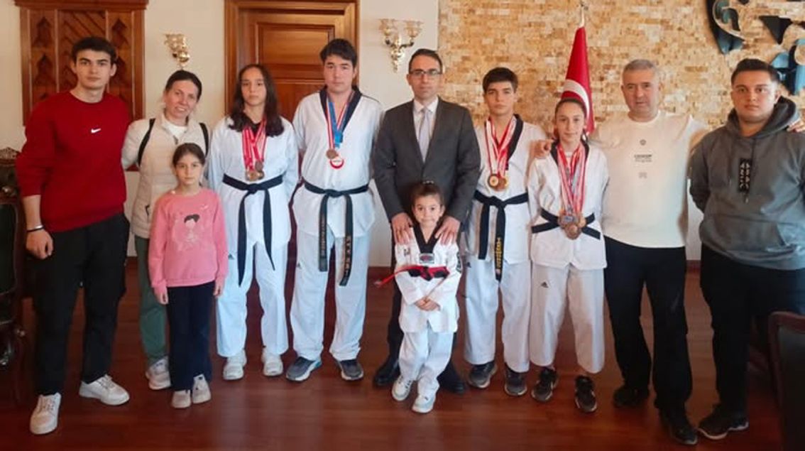 Ayyıldız Spor Kulübü oyuncuların turnuva öncesinde kaymakama ziyaret