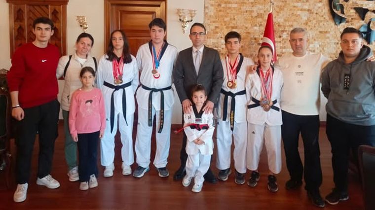 Ayyıldız Spor Kulübü oyuncuların turnuva öncesinde kaymakama ziyaret