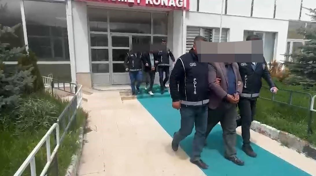 📰 Sivas’ta 9 Kaçak Göçmen Yakalandı: İki Organizatör Tutuklandı
