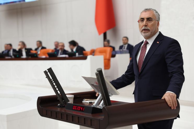 Işıkhan, "Asgari ücreti belirlerken, çalışan, işveren dengesine dikkat edeceğiz"