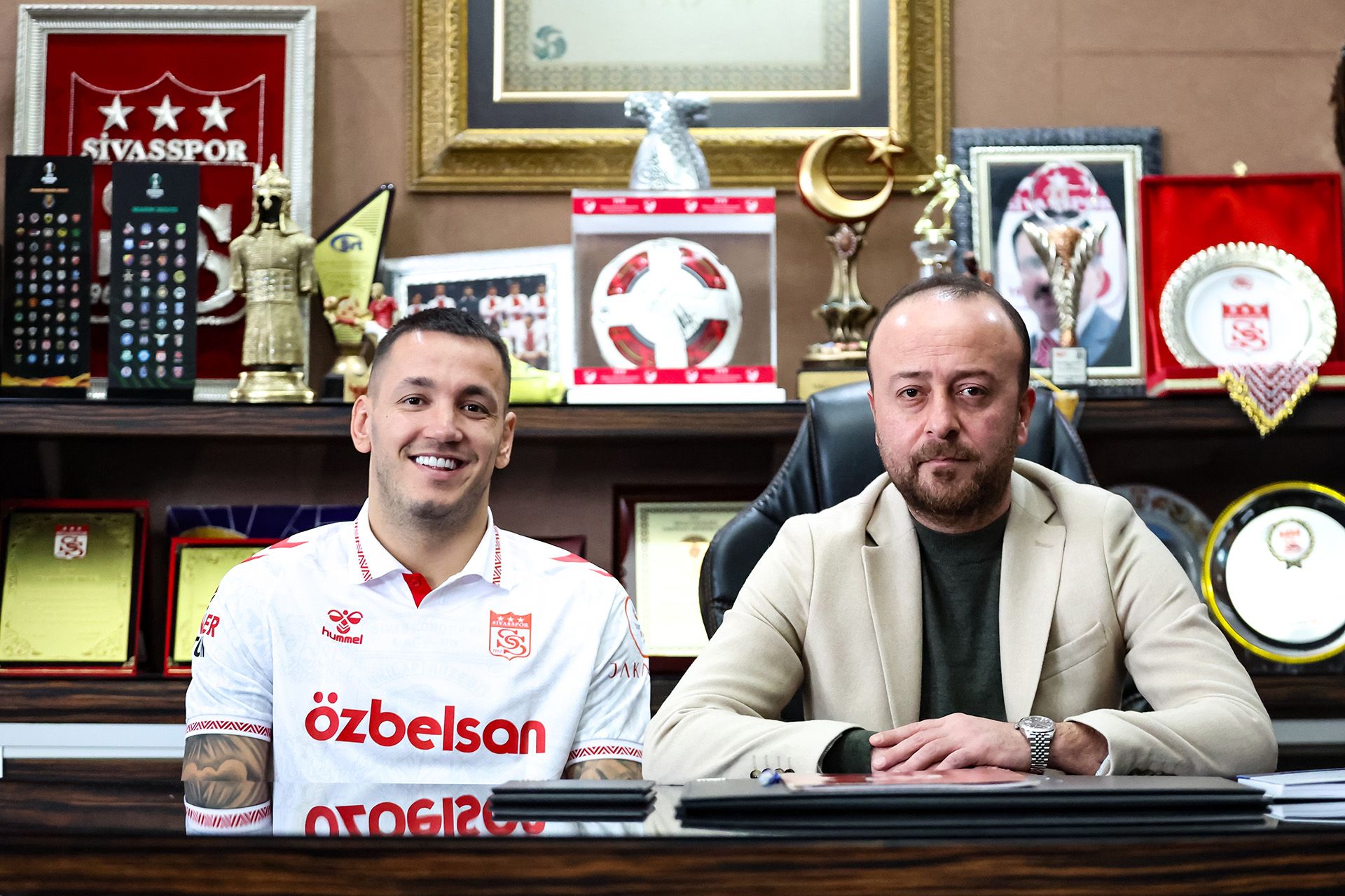 Rey Manaj Yeniden Sivasspor’da: Kırmızı-Beyazlılar Eski Golcüsüyle 3,5 Yıllık İmza Attı