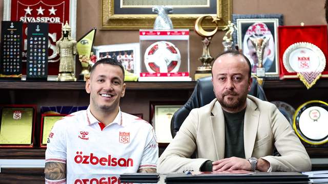 Rey Manaj Yeniden Sivasspor’da: Kırmızı-Beyazlılar Eski Golcüsüyle 3,5 Yıllık İmza Attı