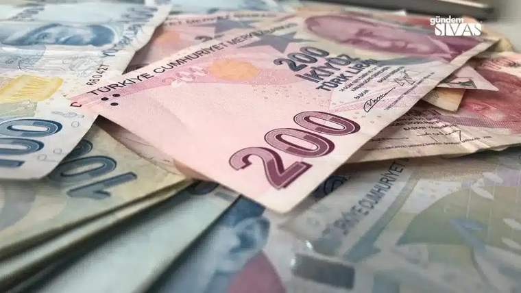 Üzerinde 200 TL yazılı banknotlar, diğer banknotlarla birlikte bir yüzeye serilmiş.