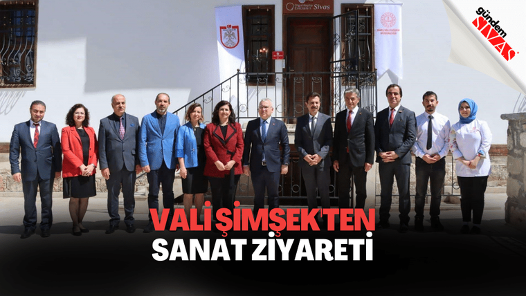 Vali Şimşek ve beraberindeki heyet, Matematik ve Sanat Evi önünde poz veriyor.