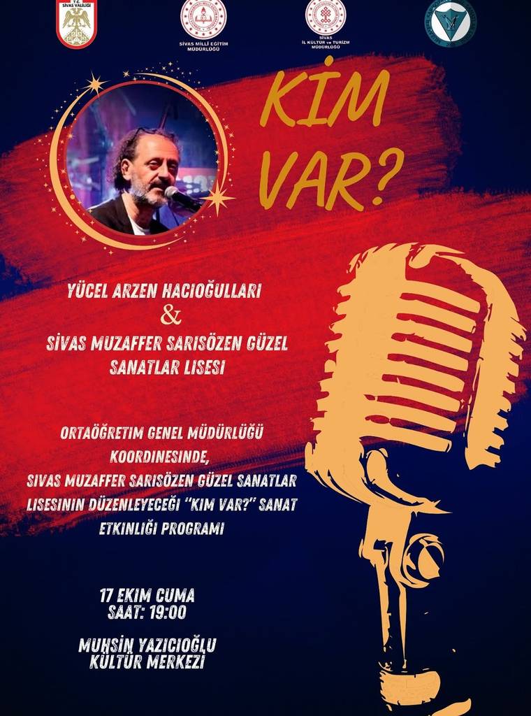 Kırmızı ve lacivert afişte mikrofon tutan kişi, büyük mikrofon çizimi ve etkinlik bilgileri yer alıyor.